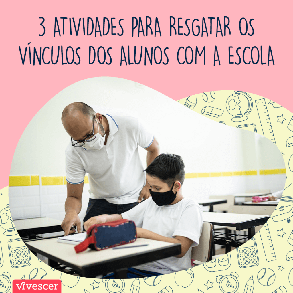 Foto de aluno ajudando professor. O professor está de pé e o aluno sentado na carteira, ambos usam blusa branca e usam máscara + Texto: 