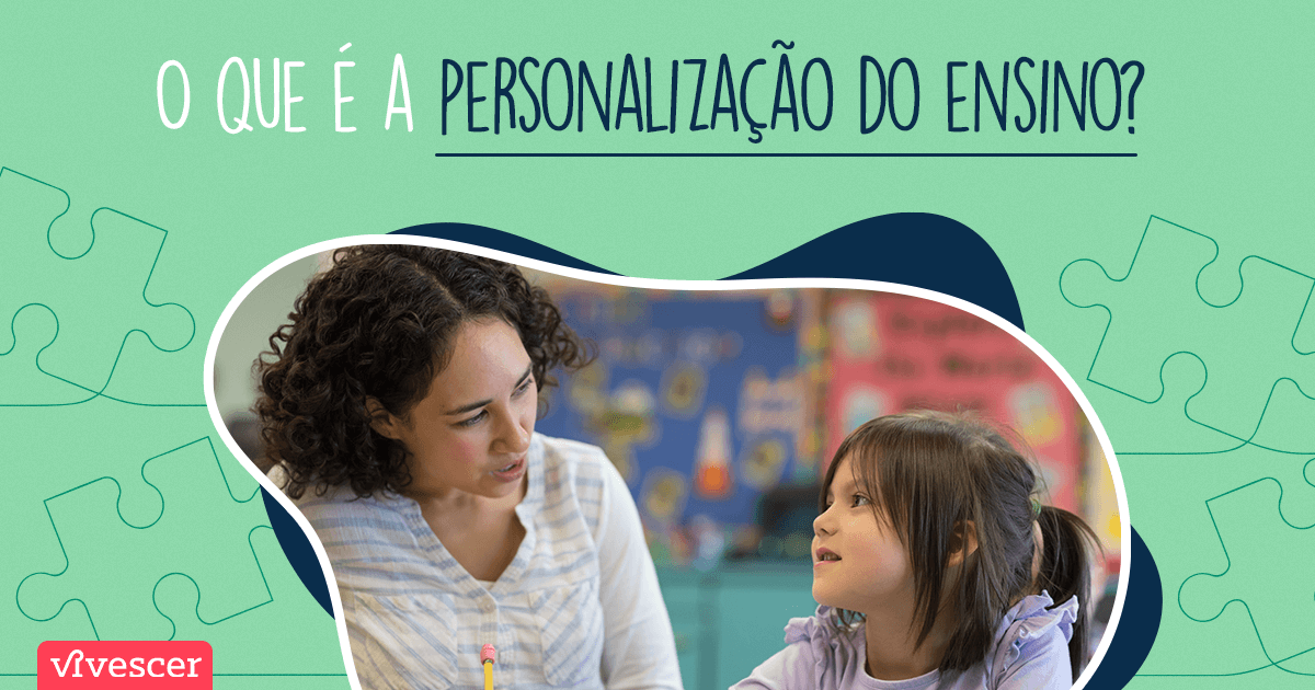 Da esquerda para direita: Professora de cabelos curtos e cacheados conversa com sua aluna. A professora usa uma blusa listrada, a aluna está de rabo de cavalo e usa uma blusa lilás. Texto da imagem: O que é a personalização do ensino?