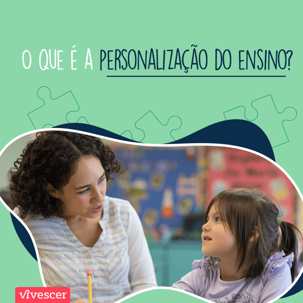 Da esquerda para direita: Professora de cabelos curtos e cacheados conversa com sua aluna. A professora usa uma blusa listrada, a aluna está de rabo de cavalo e usa uma blusa lilás. Texto da imagem: O que é a personalização do ensino?