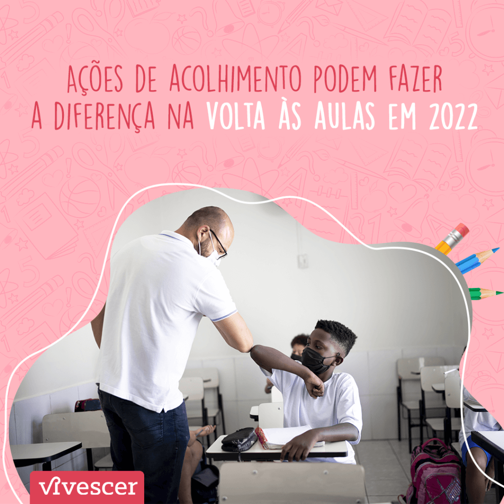 Foto de um professor e um aluno encostando os cotovelos, num ato de cumprimento. O professor usa óculos, é careca e veste uma camisa branca. O aluno também veste uma camisa branca. Ambos usam máscara. Texto da imagem: Ações de acolhimento podem fazer a diferença na volta às aulas em 2022