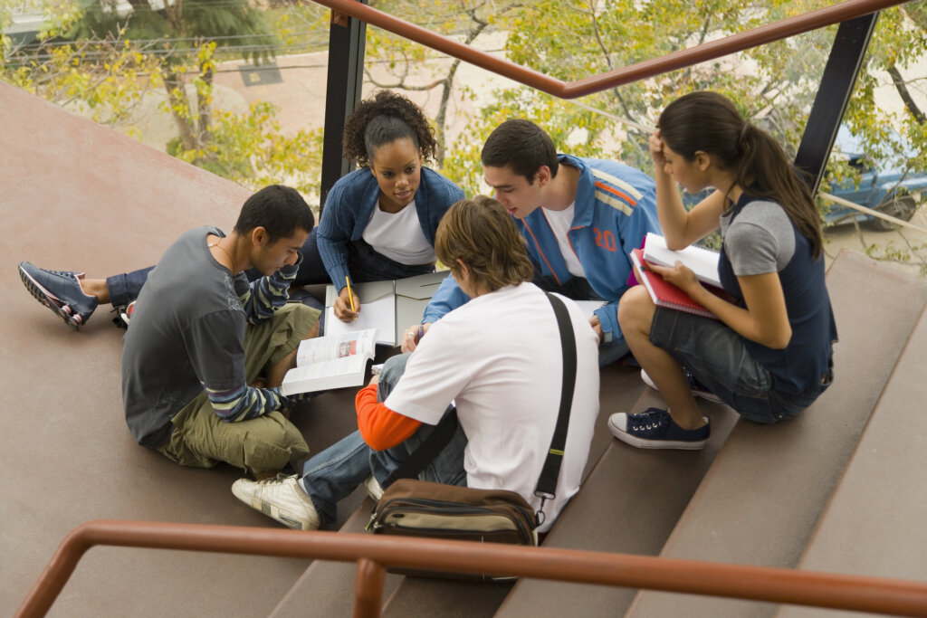 Trabalho em grupo: como organizá-lo de forma eficiente na sala de aula?