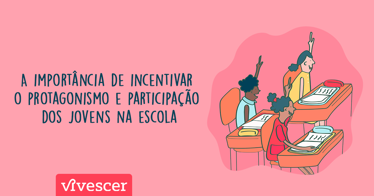 três crianças do ensino fundamental I sentadas em suas carteiras em uma sala de aula com os braços levantados, participando da aula